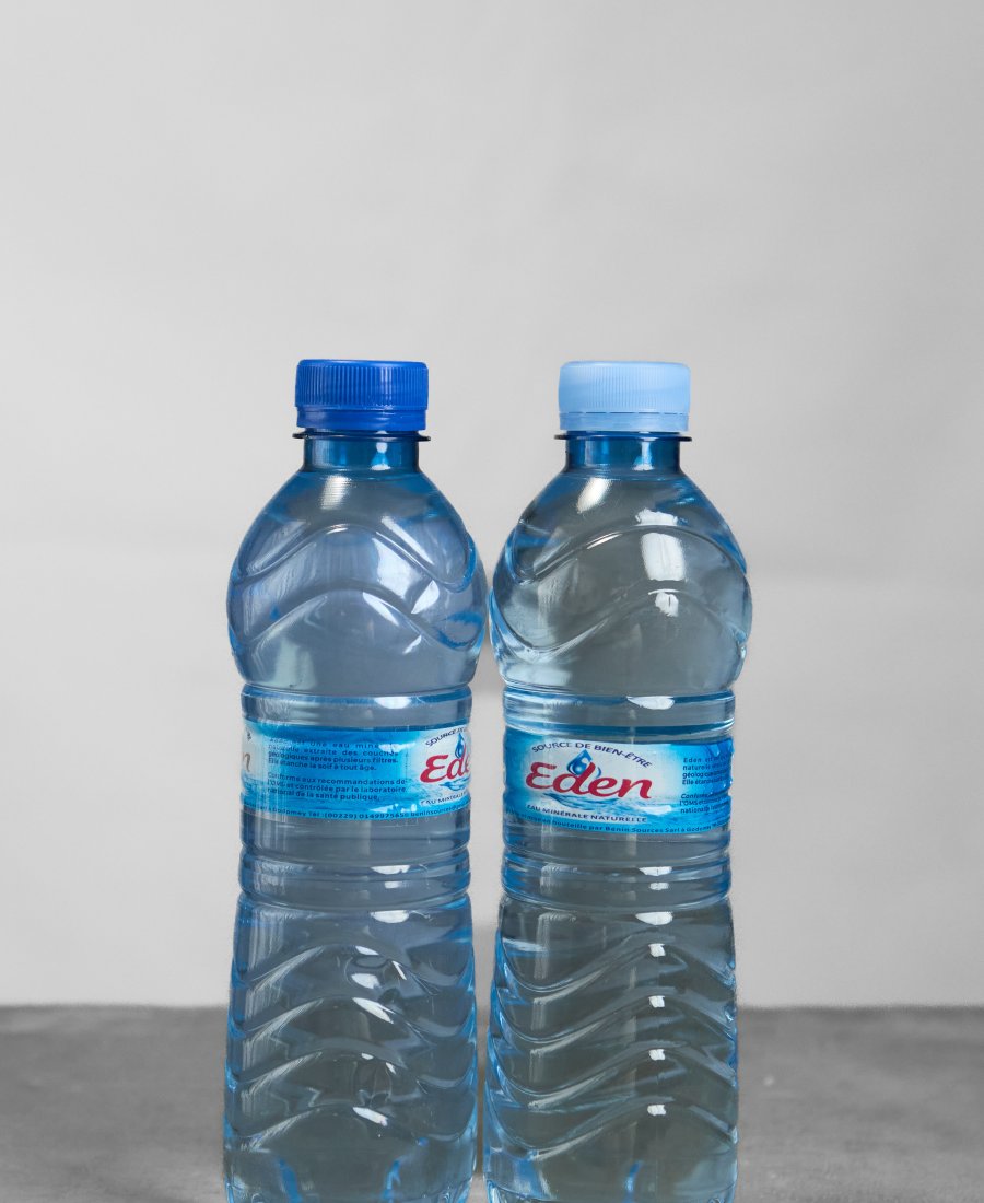 Bouteilles d'eau minérale Eden côte à côte